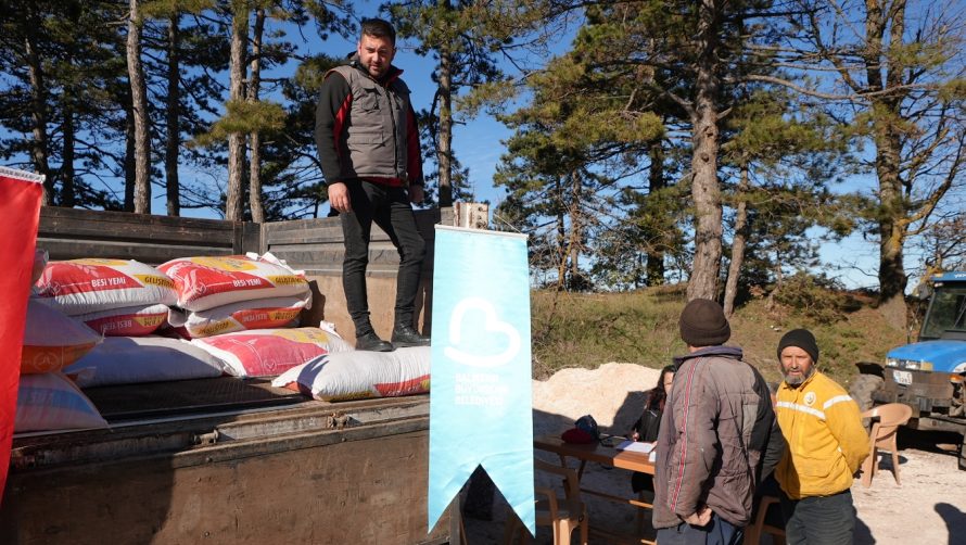 sindirgili_depremzede_ciftcilere_hayvan_yemi_destegi_2-890x502 Sındırgılı depremzede çiftçilere hayvan yemi desteği