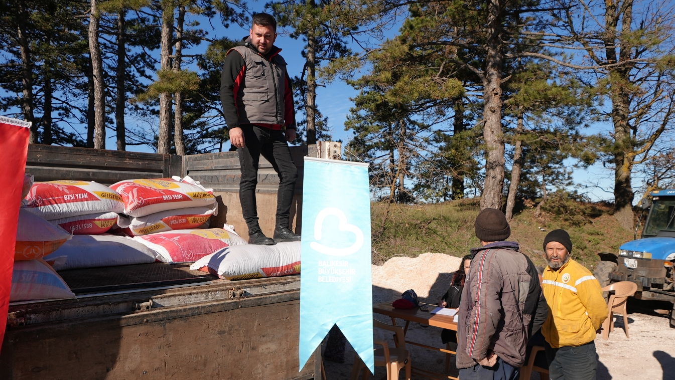 sindirgili_depremzede_ciftcilere_hayvan_yemi_destegi_2 Sındırgılı depremzede çiftçilere hayvan yemi desteği