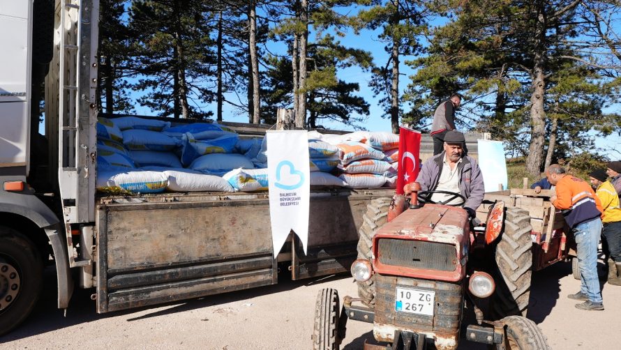 sindirgili_depremzede_ciftcilere_hayvan_yemi_destegi_3-890x502 Sındırgılı depremzede çiftçilere hayvan yemi desteği