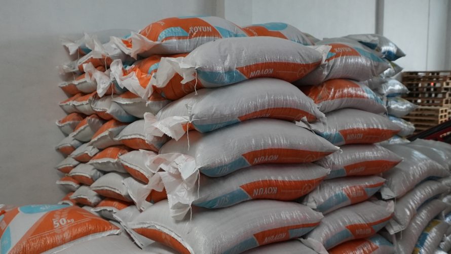 sindirgili_depremzede_ciftcilere_hayvan_yemi_destegi_4-890x502 Sındırgılı depremzede çiftçilere hayvan yemi desteği