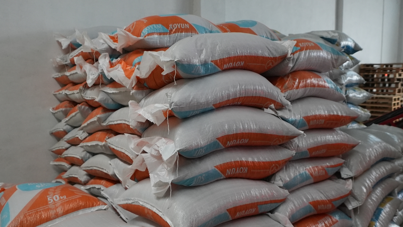 sindirgili_depremzede_ciftcilere_hayvan_yemi_destegi_4 Sındırgılı depremzede çiftçilere hayvan yemi desteği