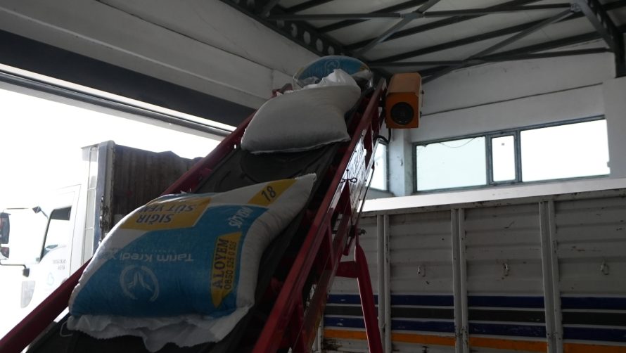 sindirgili_depremzede_ciftcilere_hayvan_yemi_destegi_5-890x502 Sındırgılı depremzede çiftçilere hayvan yemi desteği