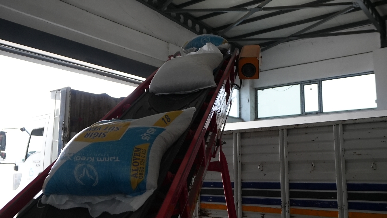 sindirgili_depremzede_ciftcilere_hayvan_yemi_destegi_5 Sındırgılı depremzede çiftçilere hayvan yemi desteği