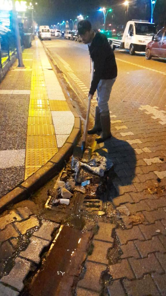 EDREMİT BELEDİYESİ YAĞIŞLARA KARŞI GÖREVDE (7)