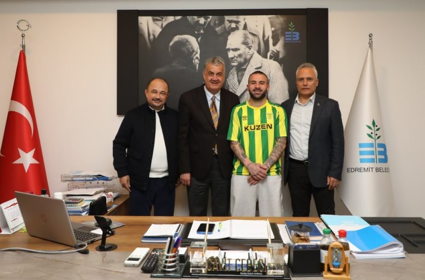 Photo 5992138166233664390 y